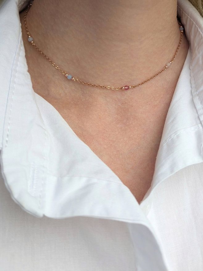 Krátký řetízek z pozlacené šperkařské oceli růžovým zlatem s broušeným akvamarínem, růženínem a turmalínem na přání. Délka...