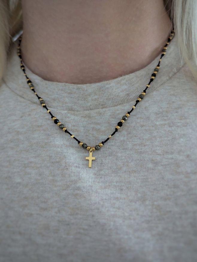 Provázkový náhrdelník z hedvábí s broušeným spinelem a pyritem, s rokajlovými korálky z pozlaceného stříbra Ag 925/1000 a...