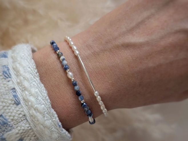Náramky z říčních perliček, modrého sodalitu, stříbra a postříbřených ocelových korálků 320,- 420,- #naramekzperel...