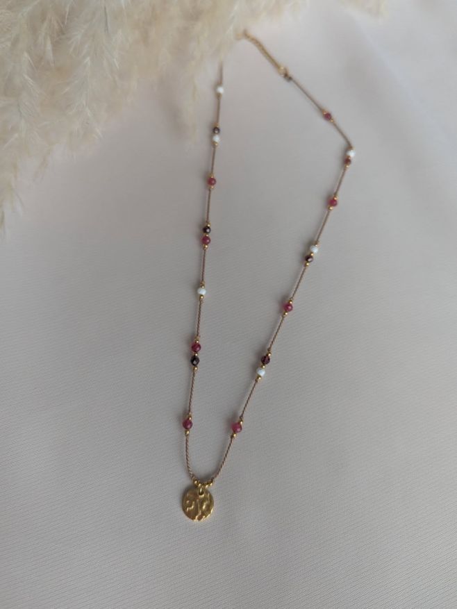 Provázkové náhrdelníky z hedvábí s broušenými minerály dle znamení a doplňky z pozlacené šperkařské oceli na přání 420,-...