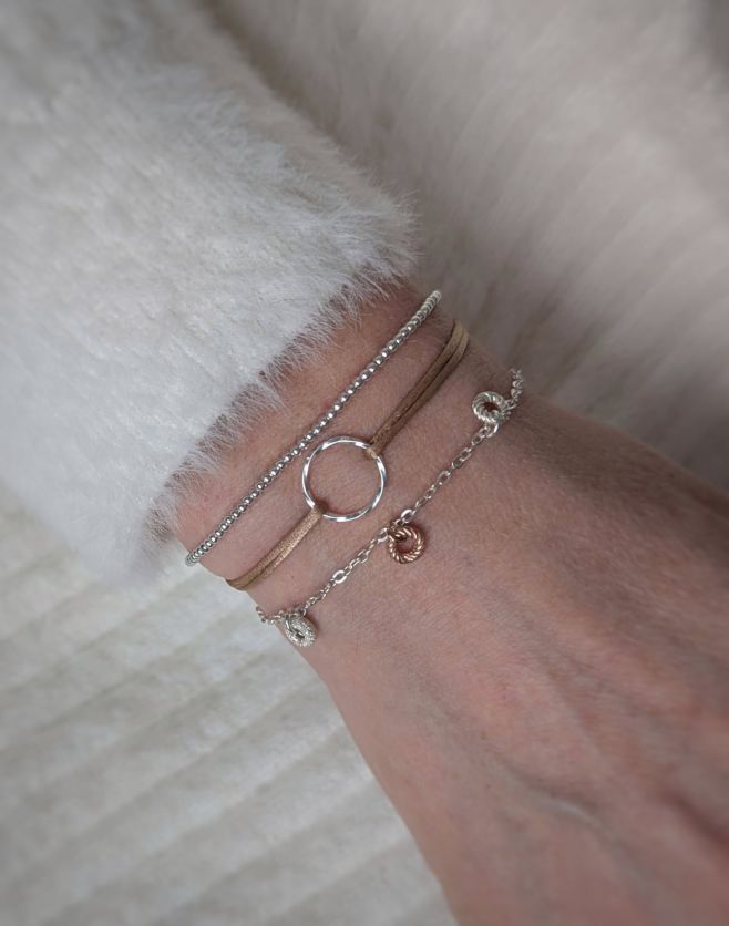 Ještě jednou vám přeji krásný nový rok. A mám tu pro vás hned nové náramky ze stříbra Ag 925/1000. Náramek z 2mm korálků...